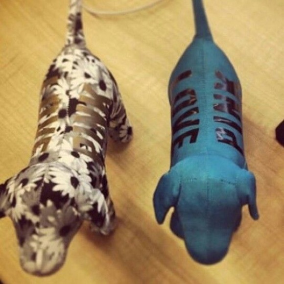 ISO Vs pink dogs and boxes - Picture 1 of 8